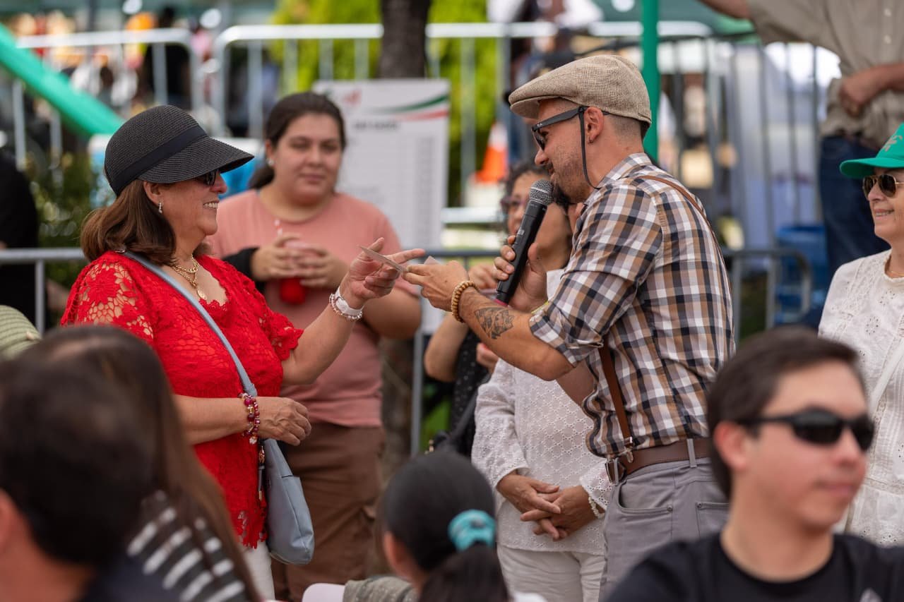 Ricardo interactuando con público
